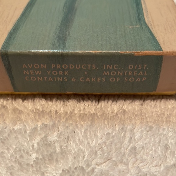 Avon. Vintage 6 cakes of soap. Bow shaped. NIB - Picture 4 of 9